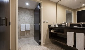 Bathroom Jr Suite Room Urban Aeropuerto Ciudad de México Hotel - 